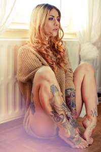 Dövmeli escort İdilsu